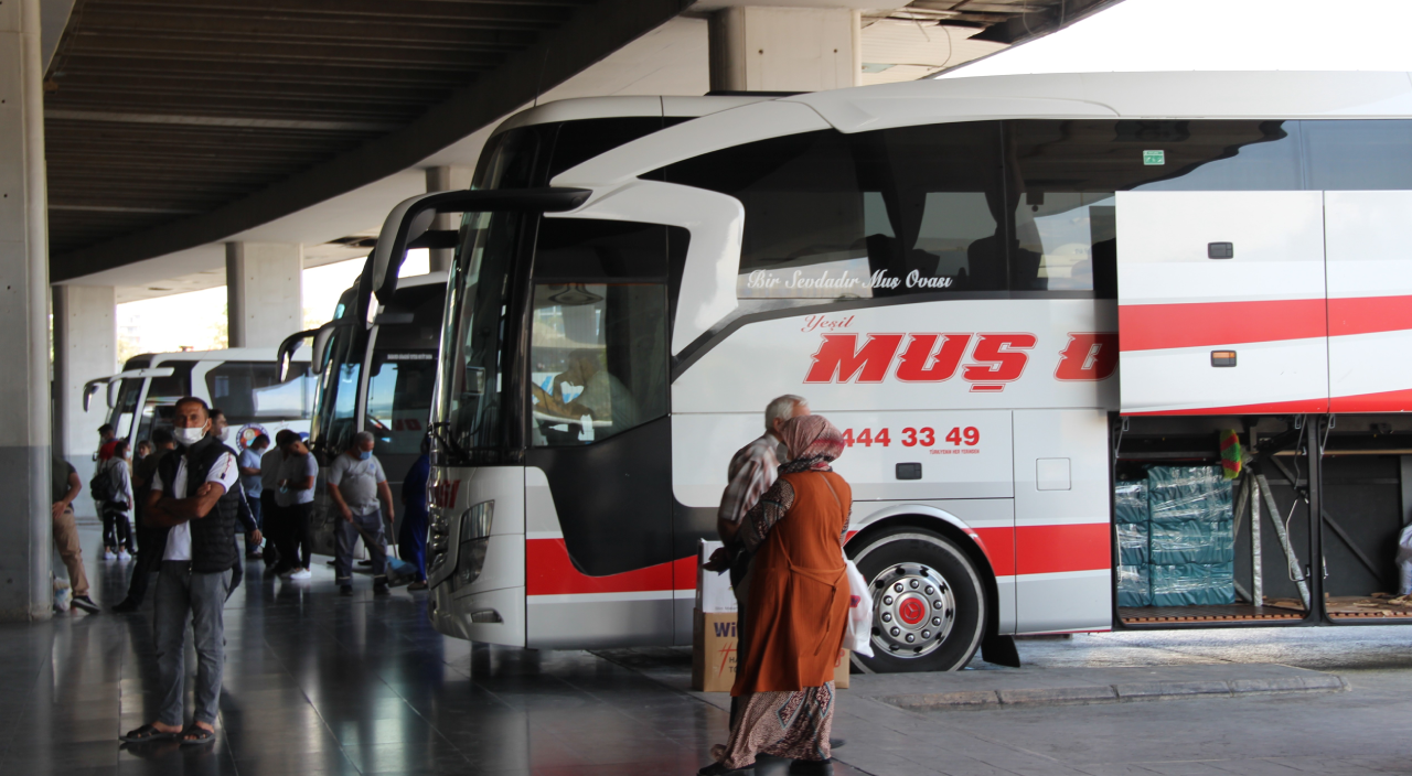 İzmir'de 18 yaşından küçüklere otobüs ve uçak bileti satışı yasaklandı